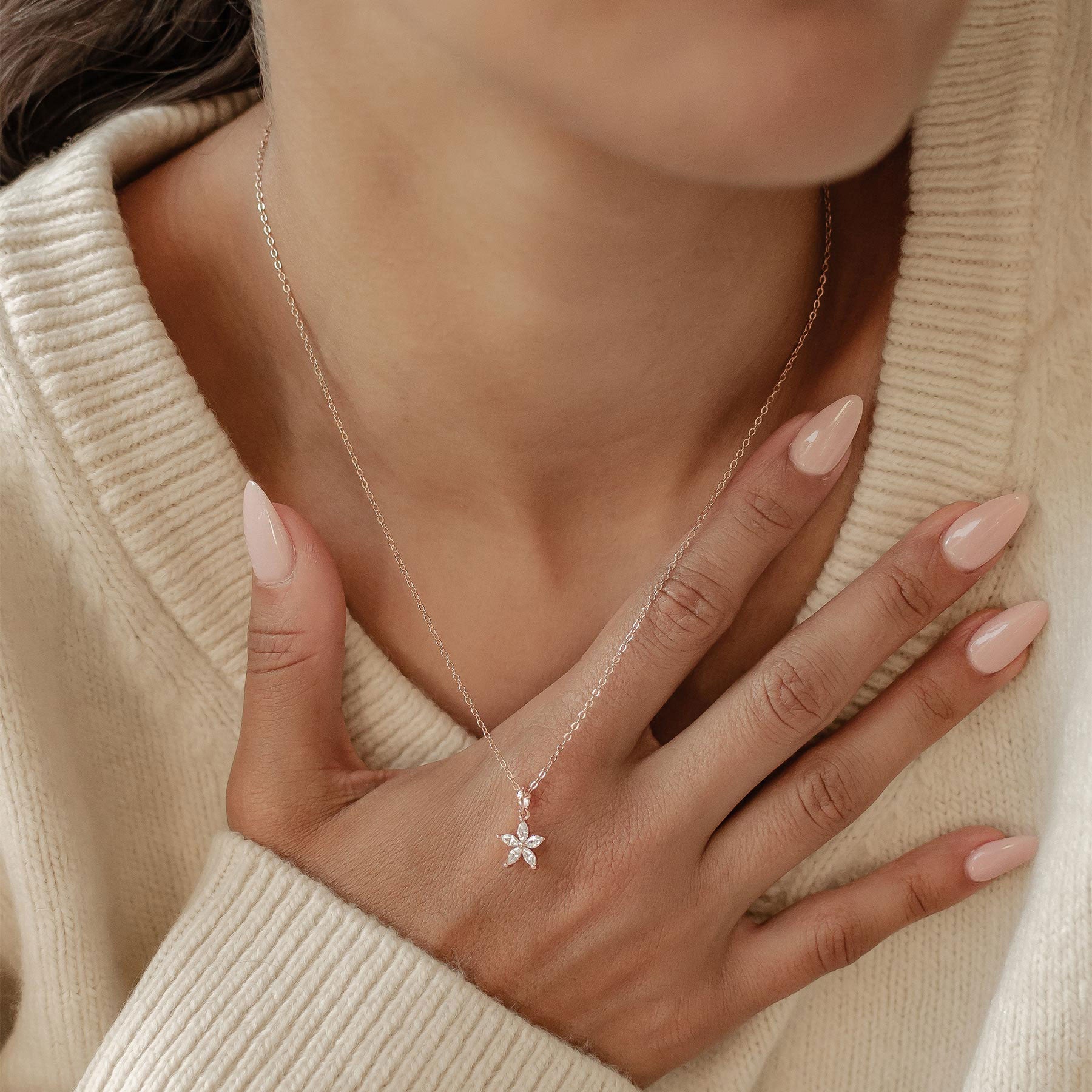★送料・関税込★MONDAY EDITION★GLITTER DAISY NECKLACE★ DAISY necklace in 18KT yellow gold set with diamonds