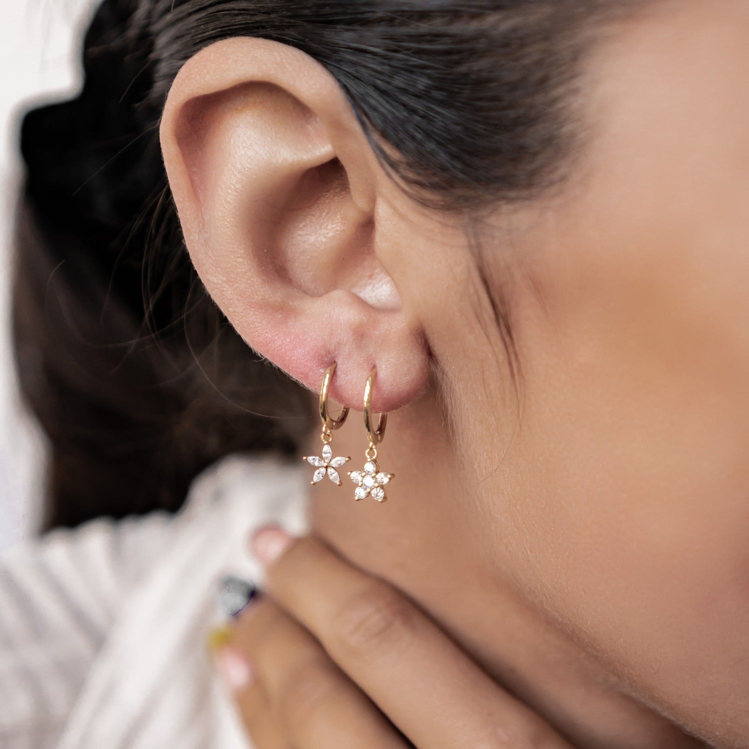 Gänseblümchen Huggie Ohrringe mit Schmucksteinen Sterlingsilber