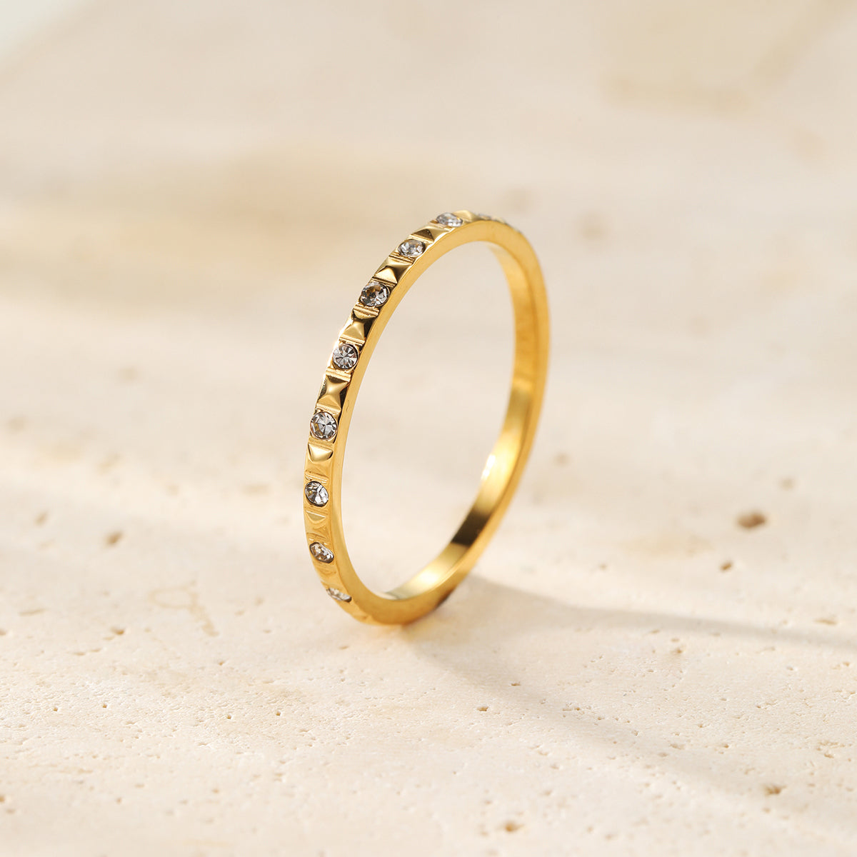 Edelstein Pyramiden Ring aus Edelstahl