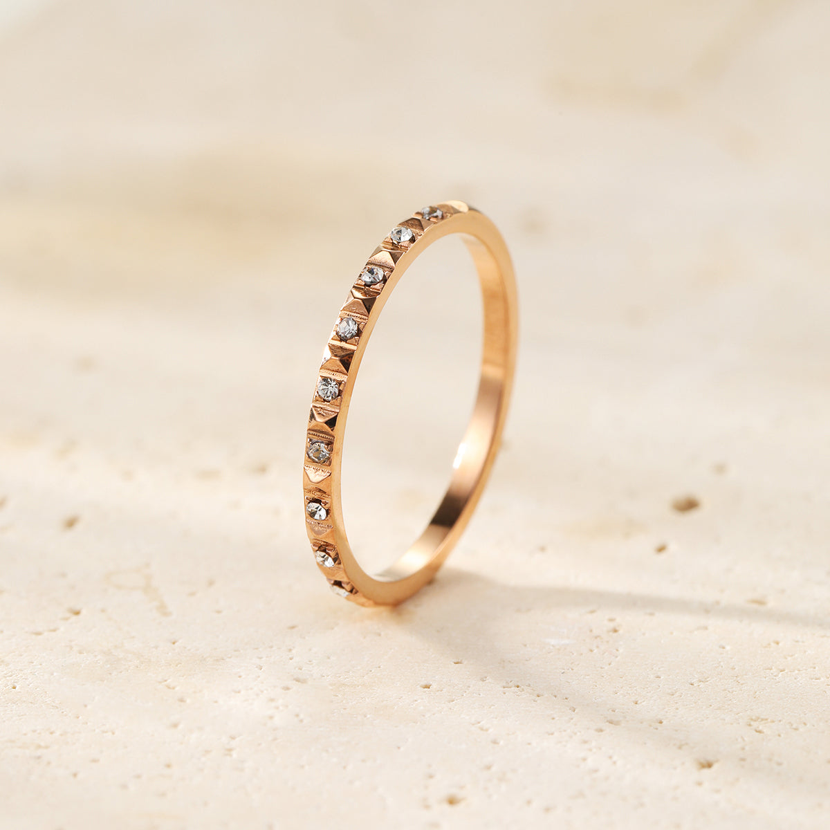 Edelstein Pyramiden Ring aus Edelstahl