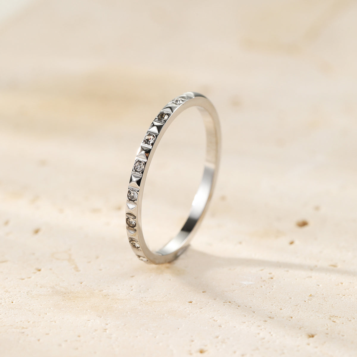 Edelstein Pyramiden Ring aus Edelstahl