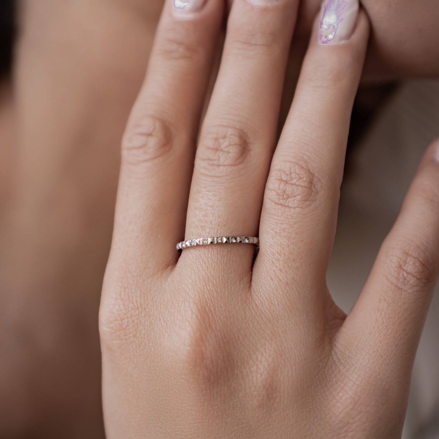 Edelstein Pyramiden Ring aus Edelstahl