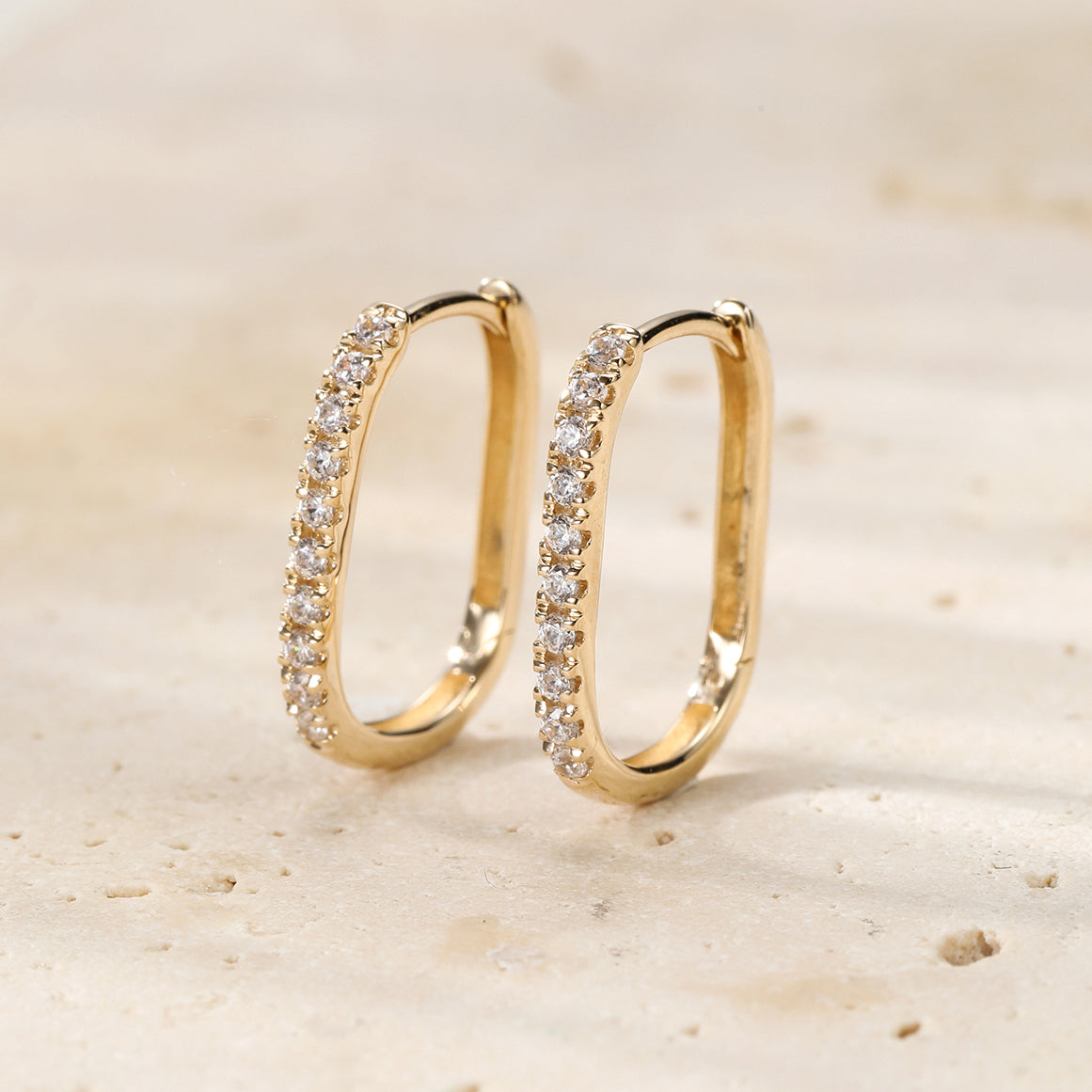 Pendientes Huggie Oval Iluminados Oro Macizo 14K 