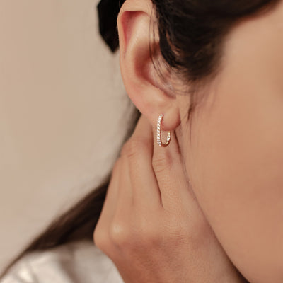 Pendientes Huggie Oval Iluminados Oro Macizo 14K 