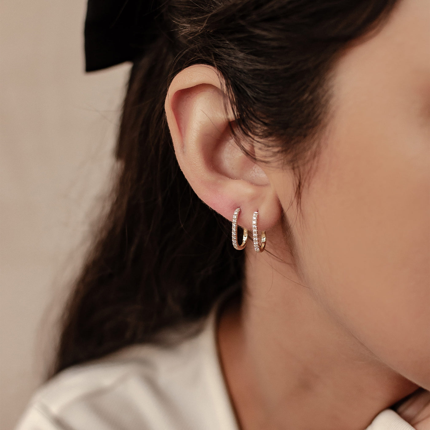 Pendientes Huggie Oval Iluminados Oro Macizo 14K 