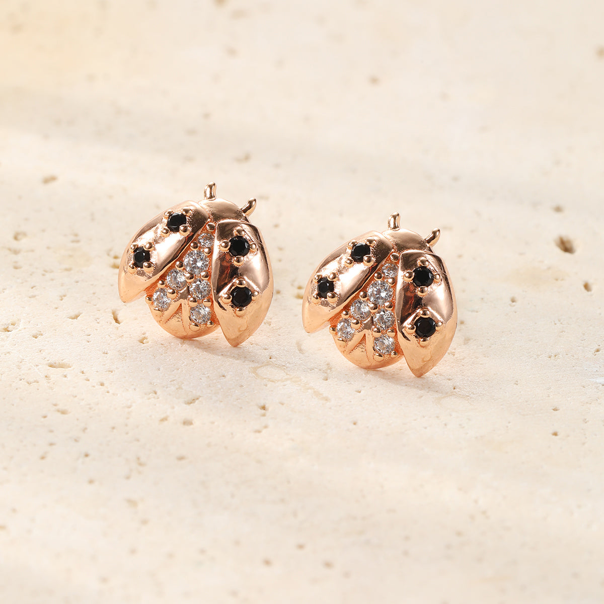 Pendientes Botón Mariquita Afortunada Plata de Ley 925