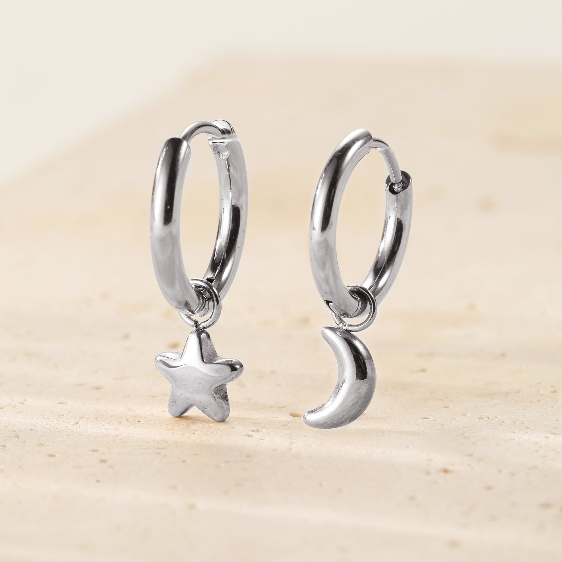 Mond und Stern Hoop Ohrringe Wasserfest