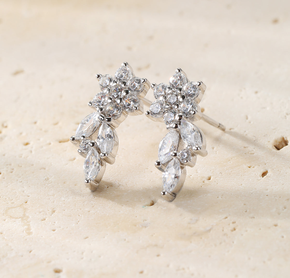 Pendientes Trepadores Pétalo en Plata Ley 925