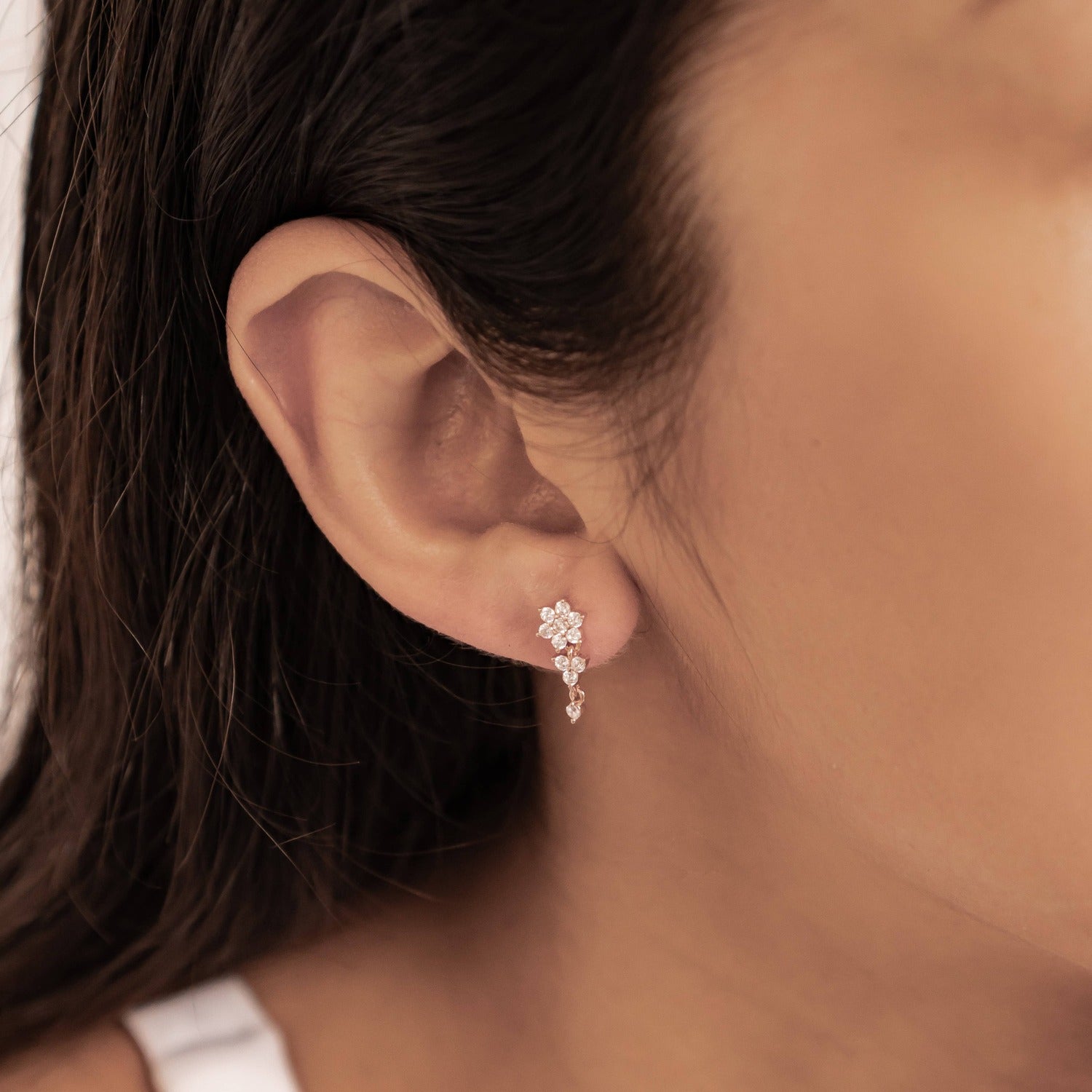 Strahlende Blüte – Hängeohrringe aus Sterlingsilber