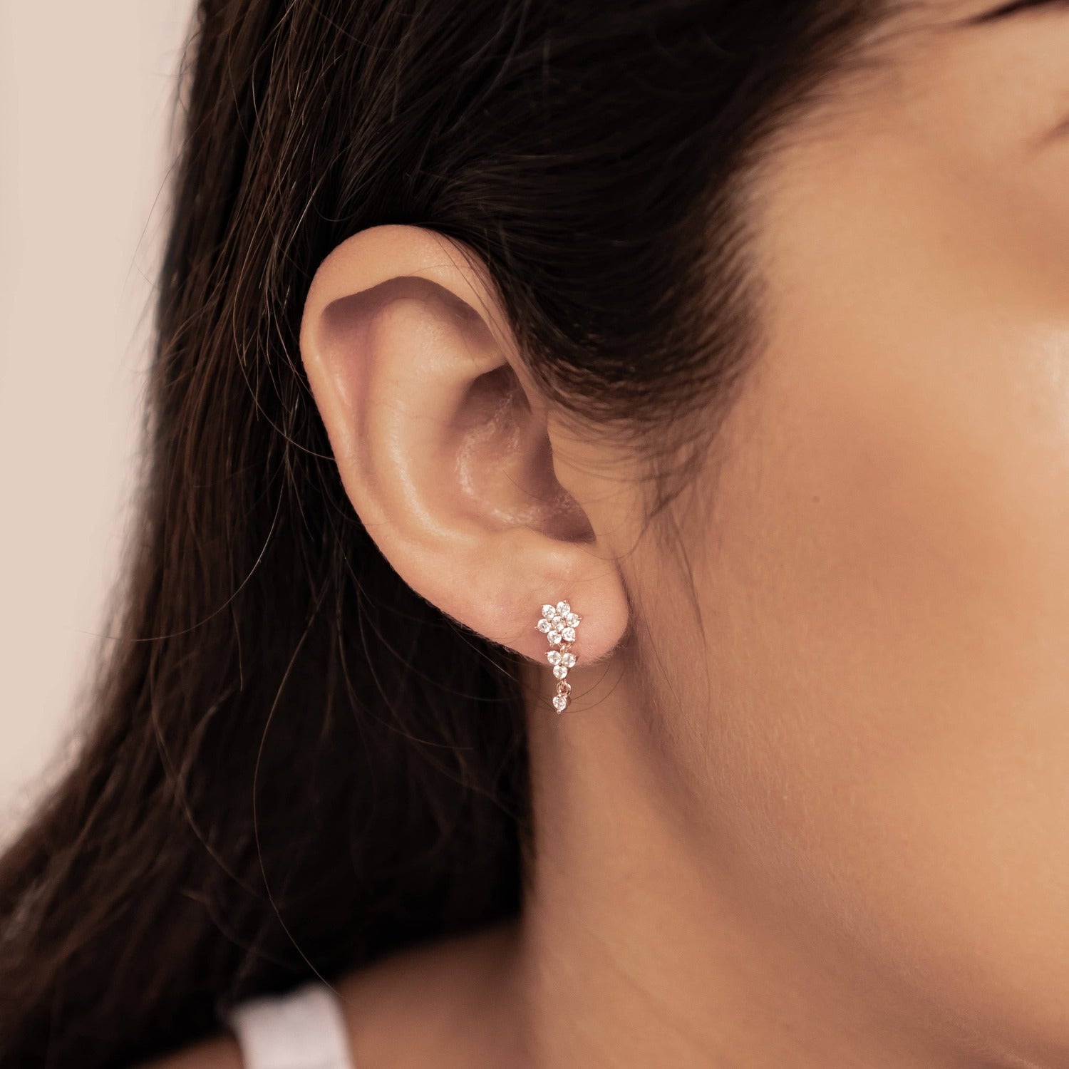 Strahlende Blüte – Hängeohrringe aus Sterlingsilber