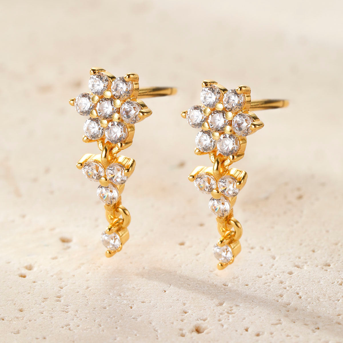 Strahlende Blüte – Hängeohrringe aus Sterlingsilber