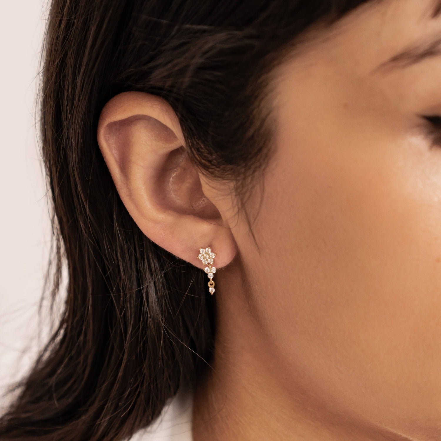 Strahlende Blüte – Hängeohrringe aus Sterlingsilber