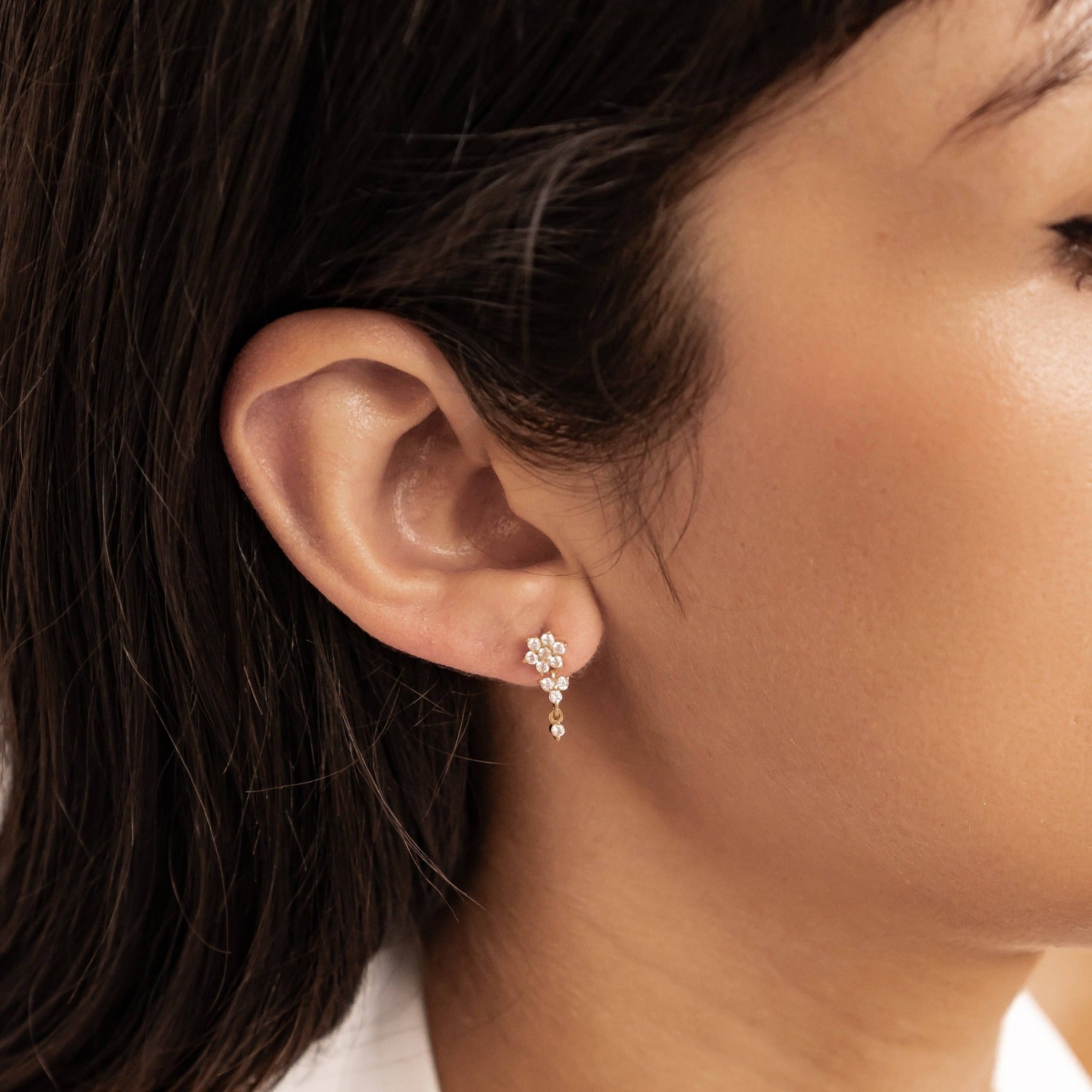 Strahlende Blüte – Hängeohrringe aus Sterlingsilber