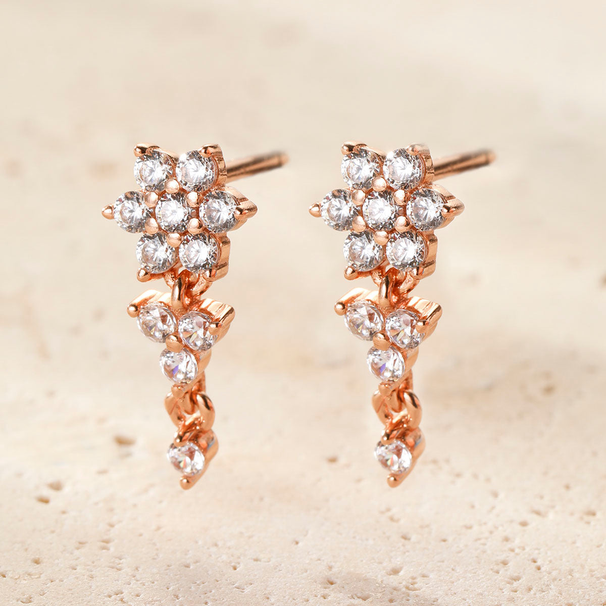 Strahlende Blüte – Hängeohrringe aus Sterlingsilber