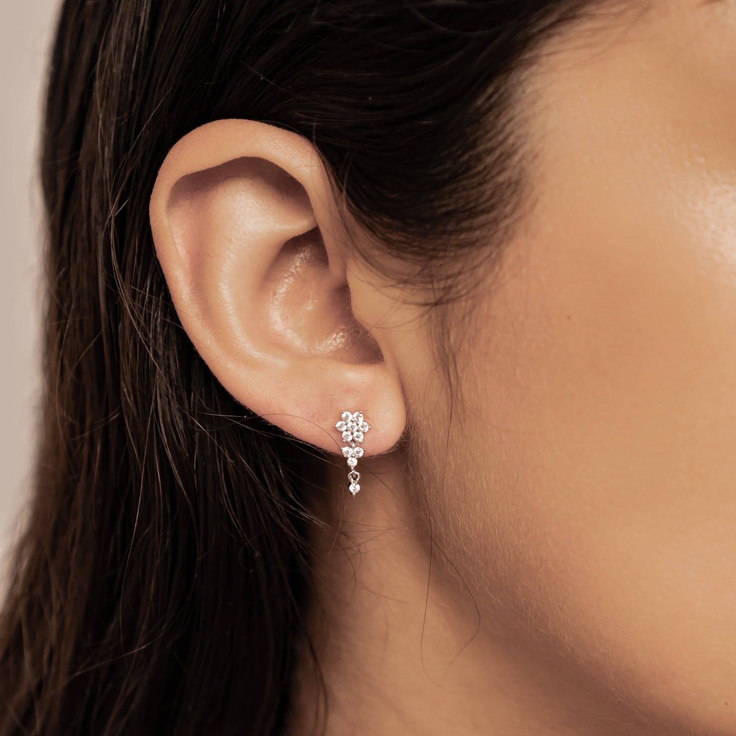 Strahlende Blüte – Hängeohrringe aus Sterlingsilber