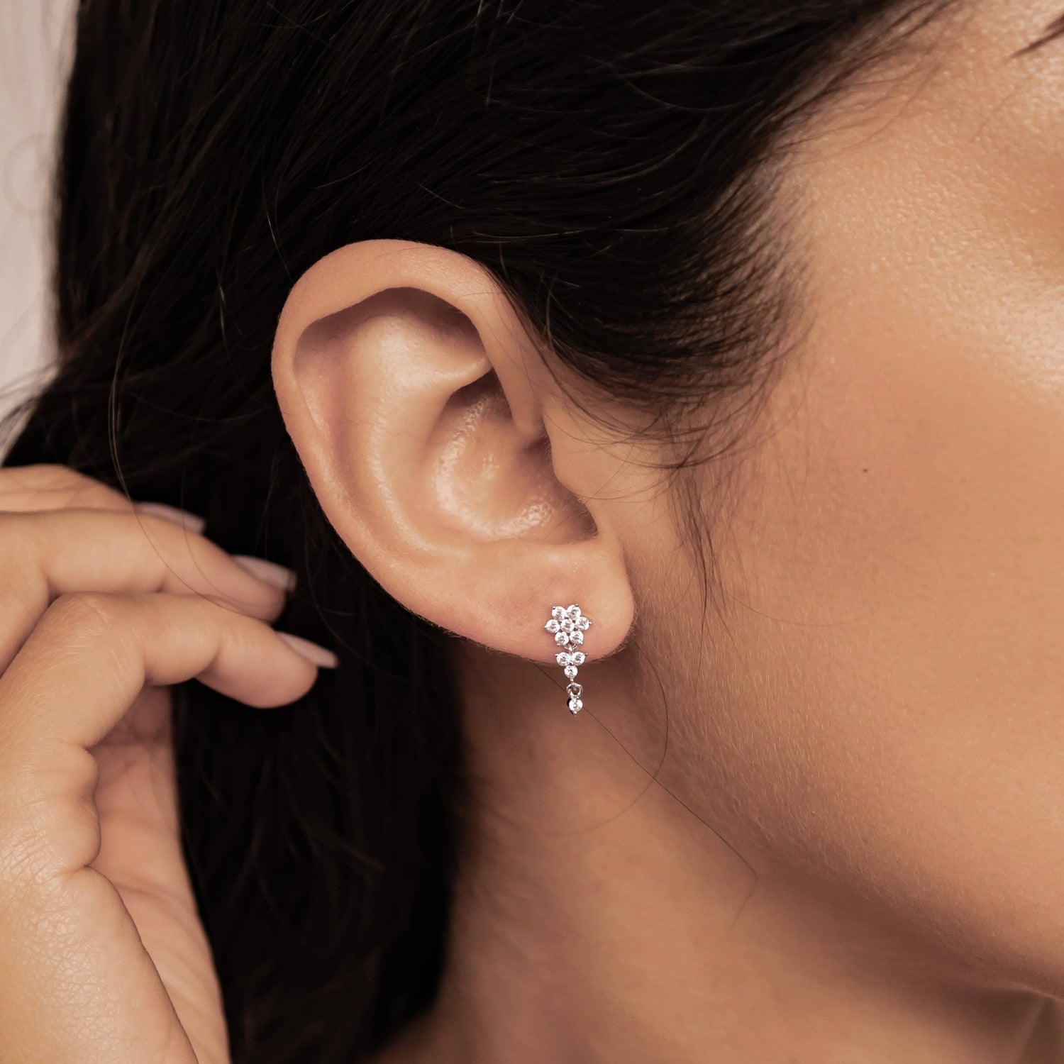 Strahlende Blüte – Hängeohrringe aus Sterlingsilber