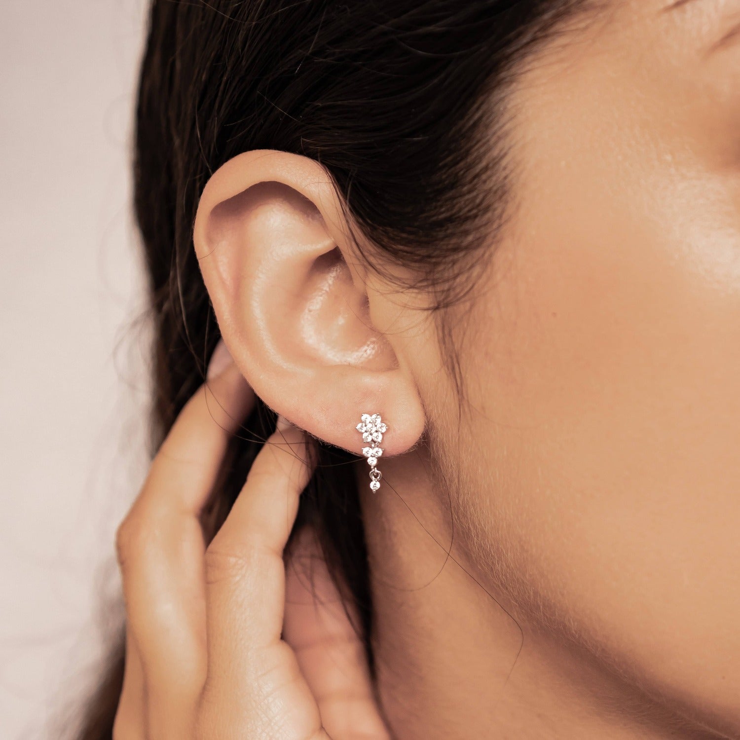 Strahlende Blüte – Hängeohrringe aus Sterlingsilber