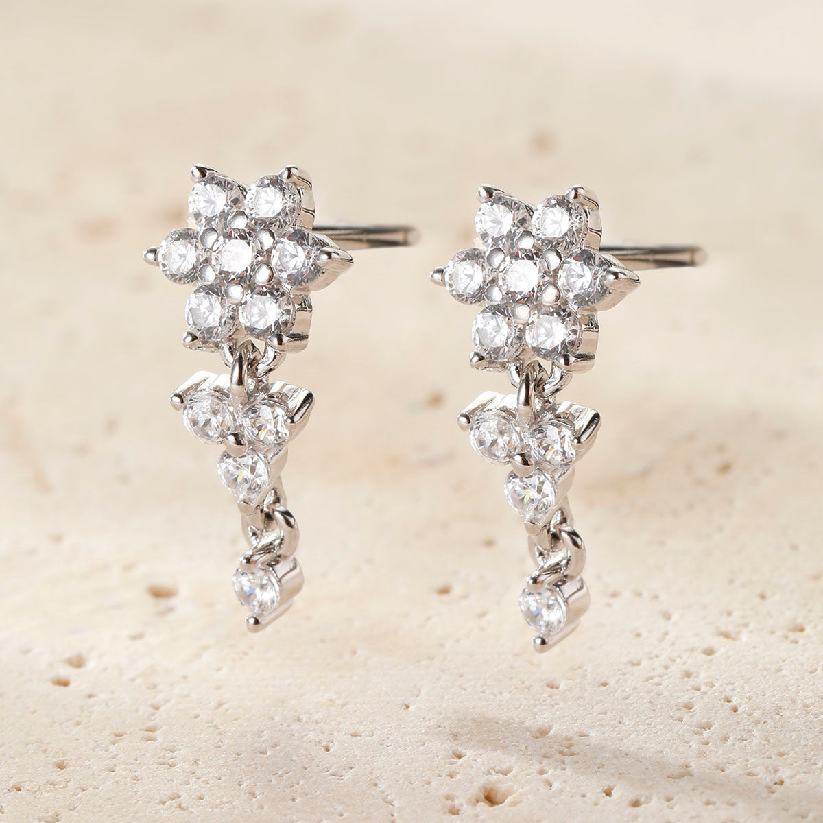 Strahlende Blüte – Hängeohrringe aus Sterlingsilber