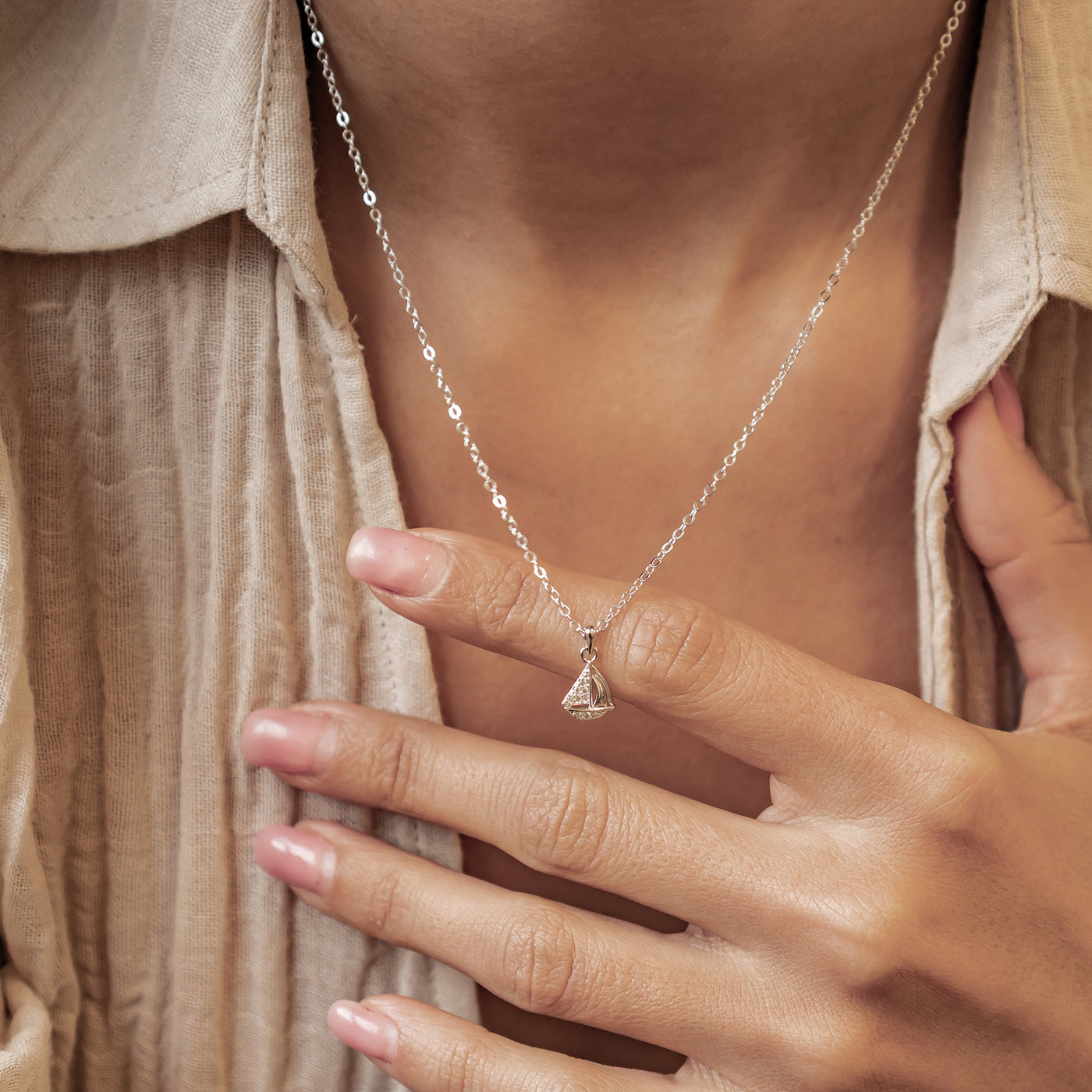 Collier Pendentif Voilier Étincelant en Argent Sterling