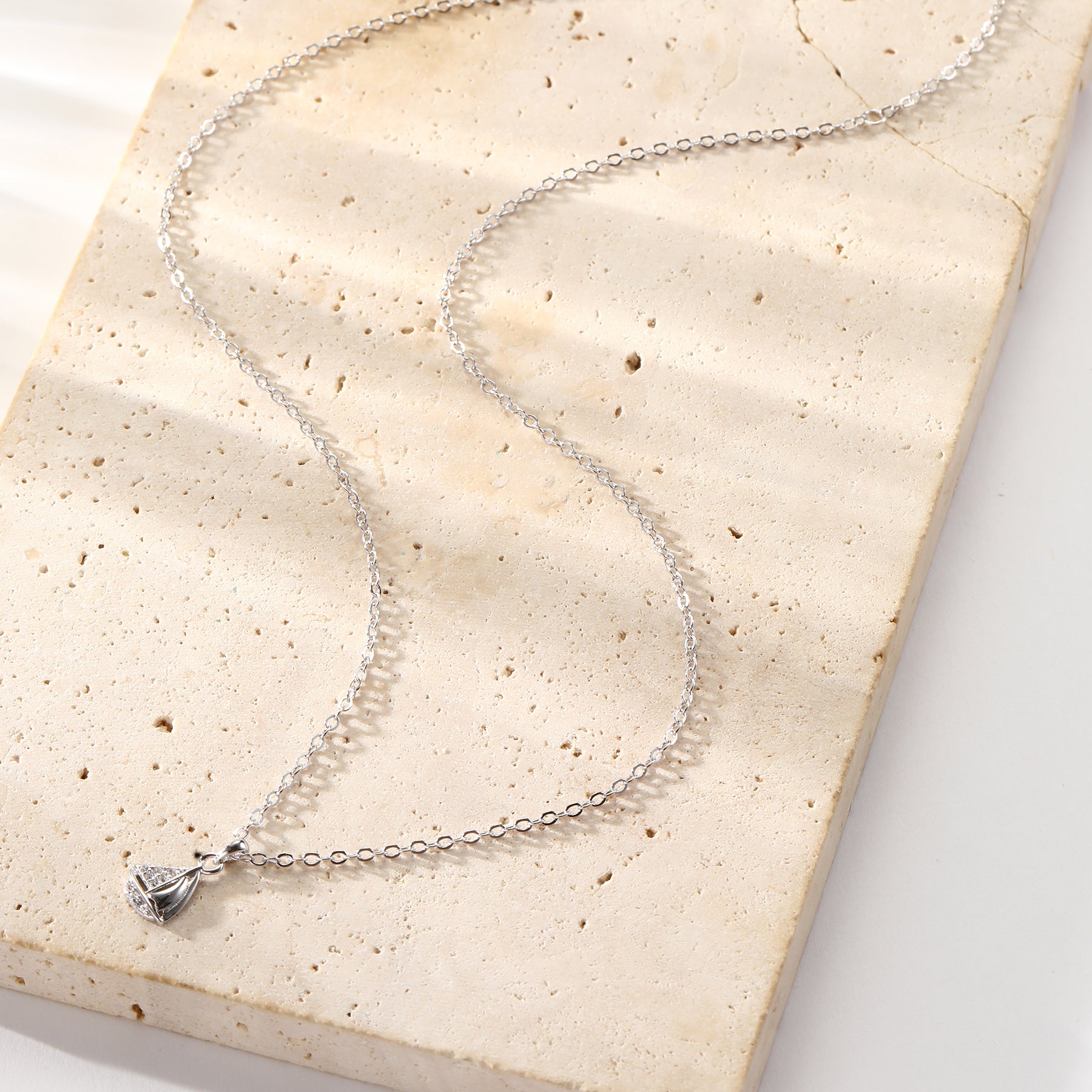 Collier Pendentif Voilier Étincelant en Argent Sterling