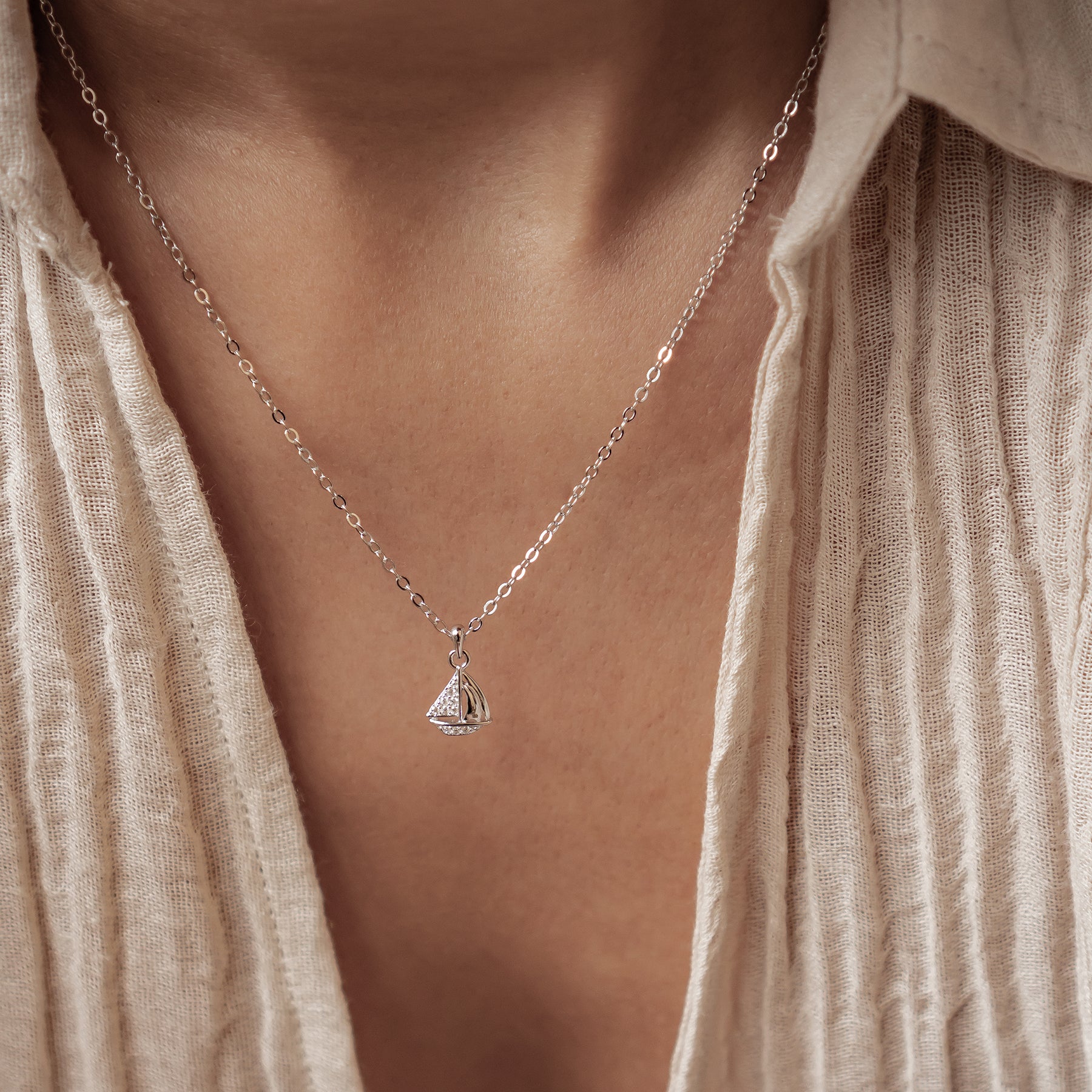 Collier Pendentif Voilier Étincelant en Argent Sterling