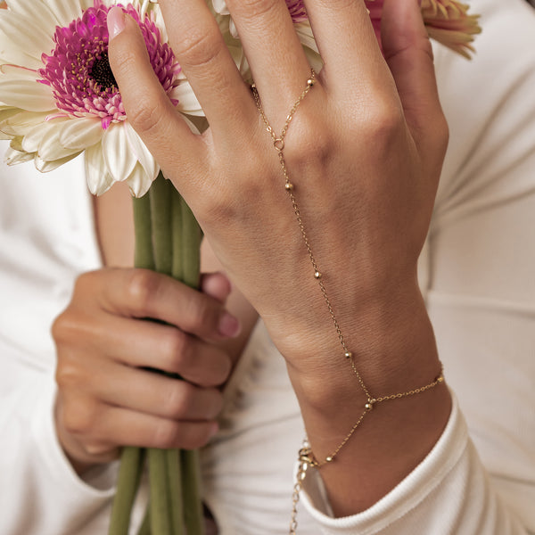 Satellite Handkette in Gold, getragen