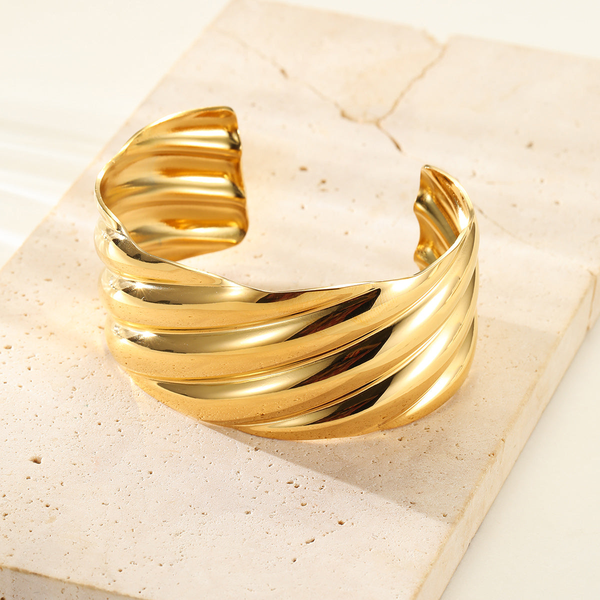 Brazalete Abierto de Remolino Esculpido