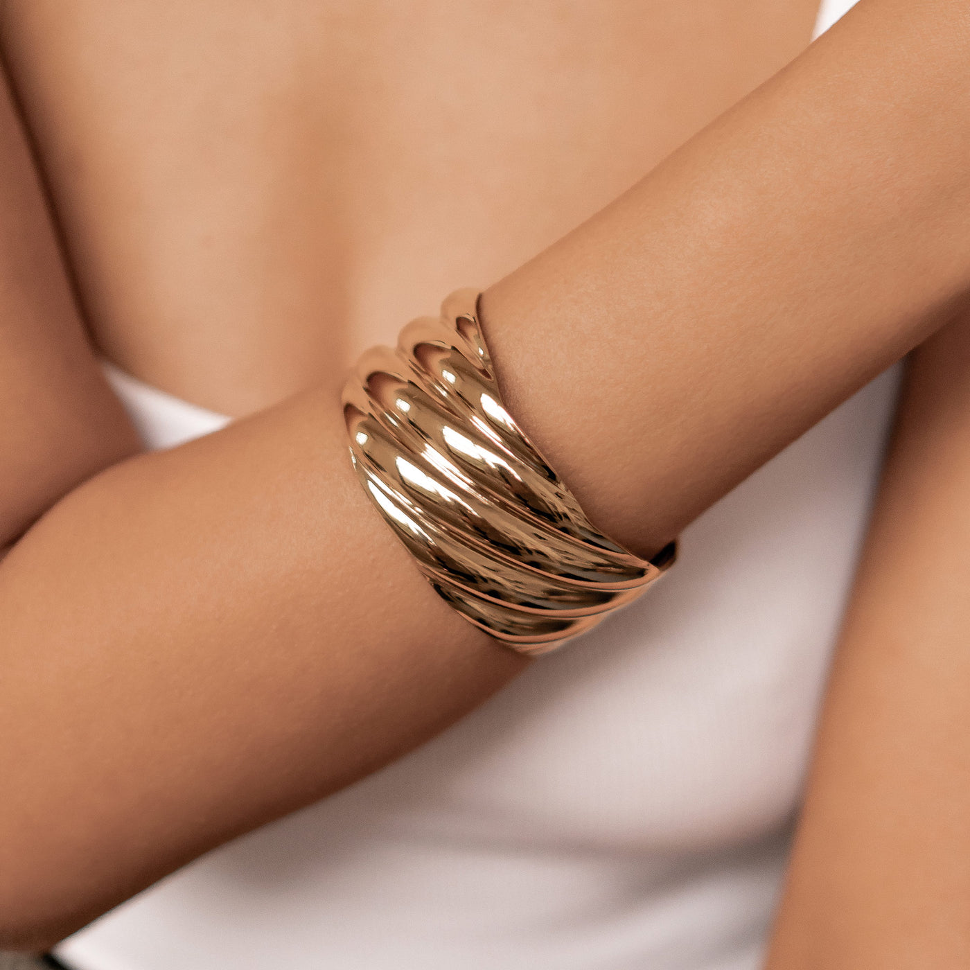 Brazalete Abierto de Remolino Esculpido
