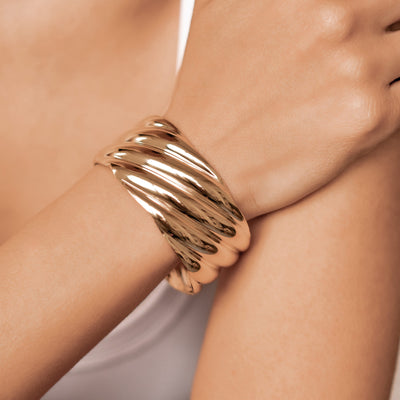 Brazalete Abierto de Remolino Esculpido