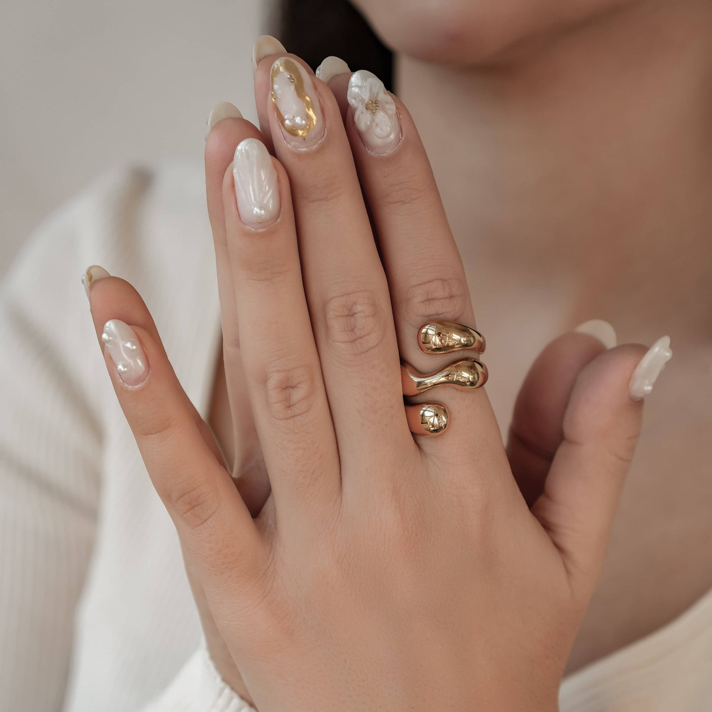 Skulpturaler Wellenring Gold