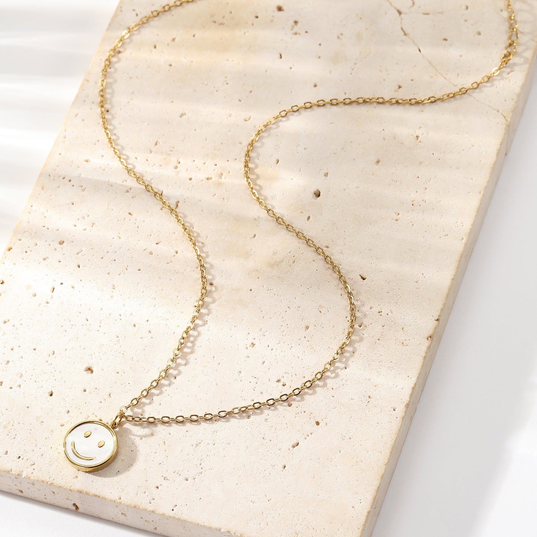 Colgante sonriente de concha impermeable