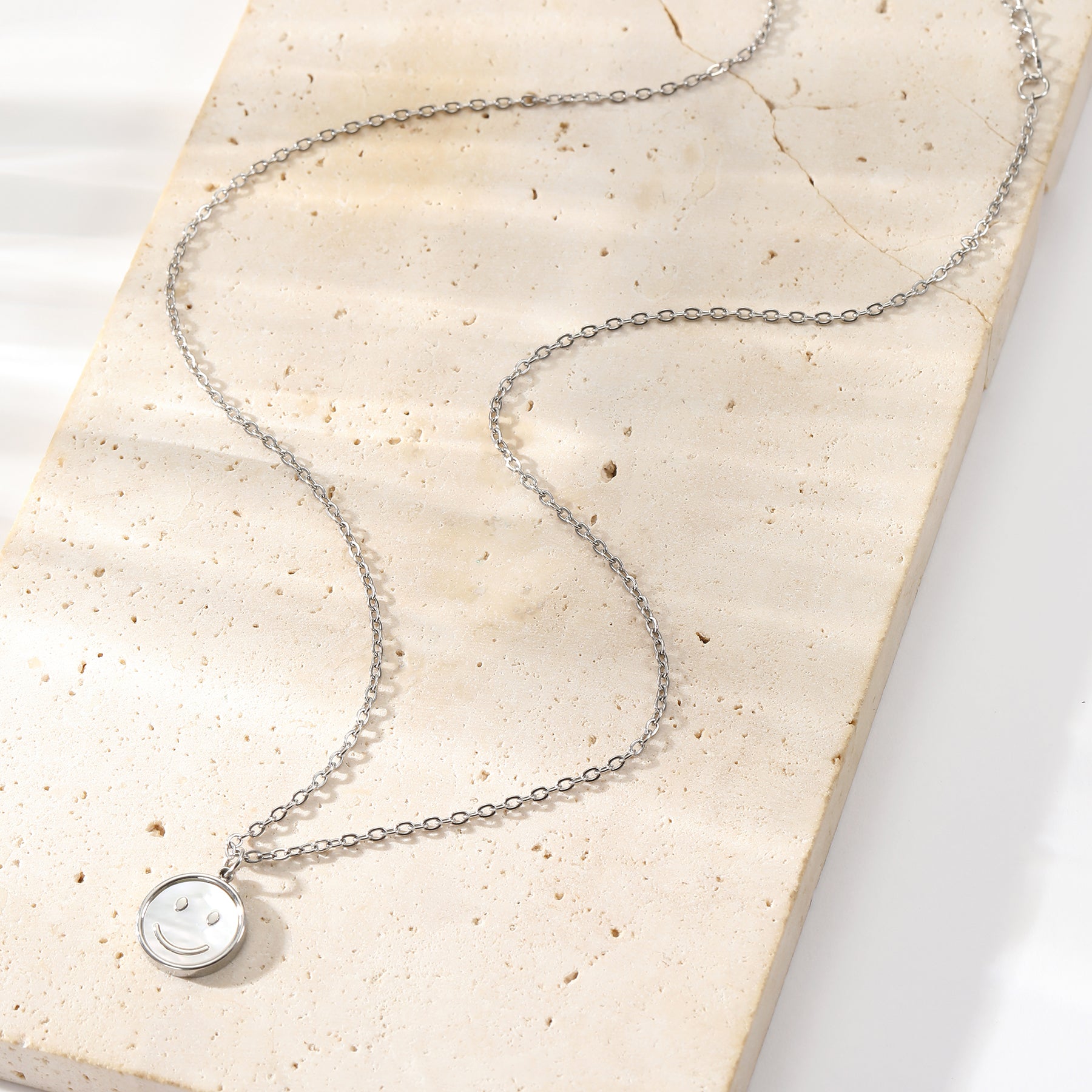 Colgante sonriente de concha impermeable