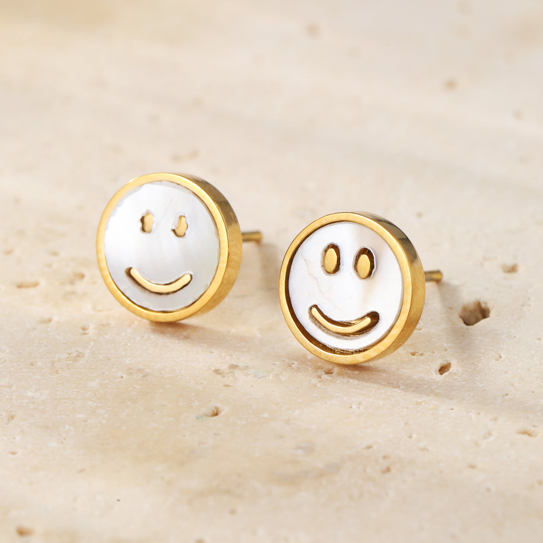 Muschel Smiley Ohrstecker – wasserdicht