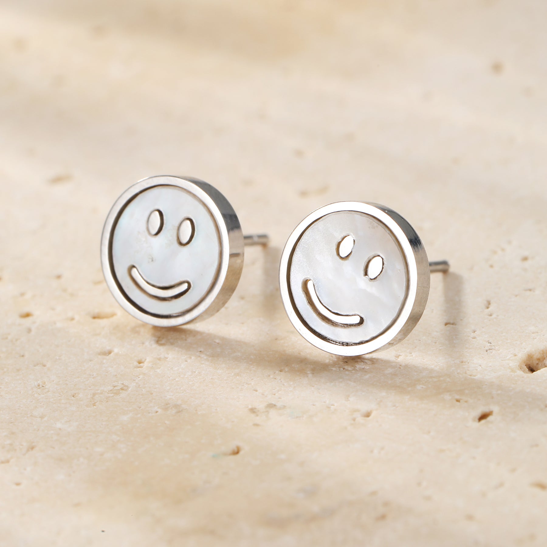 Muschel Smiley Ohrstecker – wasserdicht