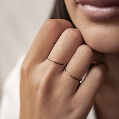 Dünner Band Ring mit schwarzen Edelsteinen in Gold