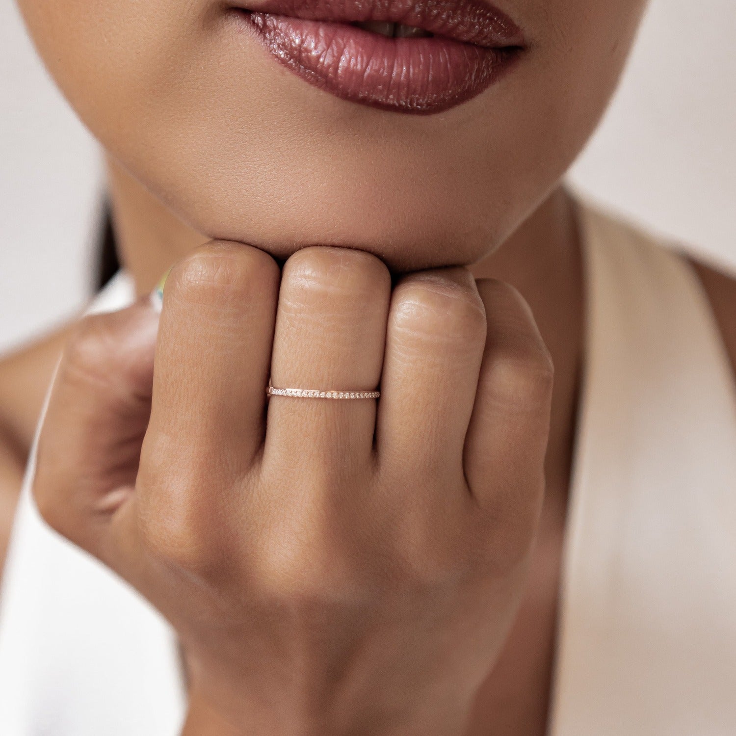 Anillo de Banda Fina con Gema en Oro