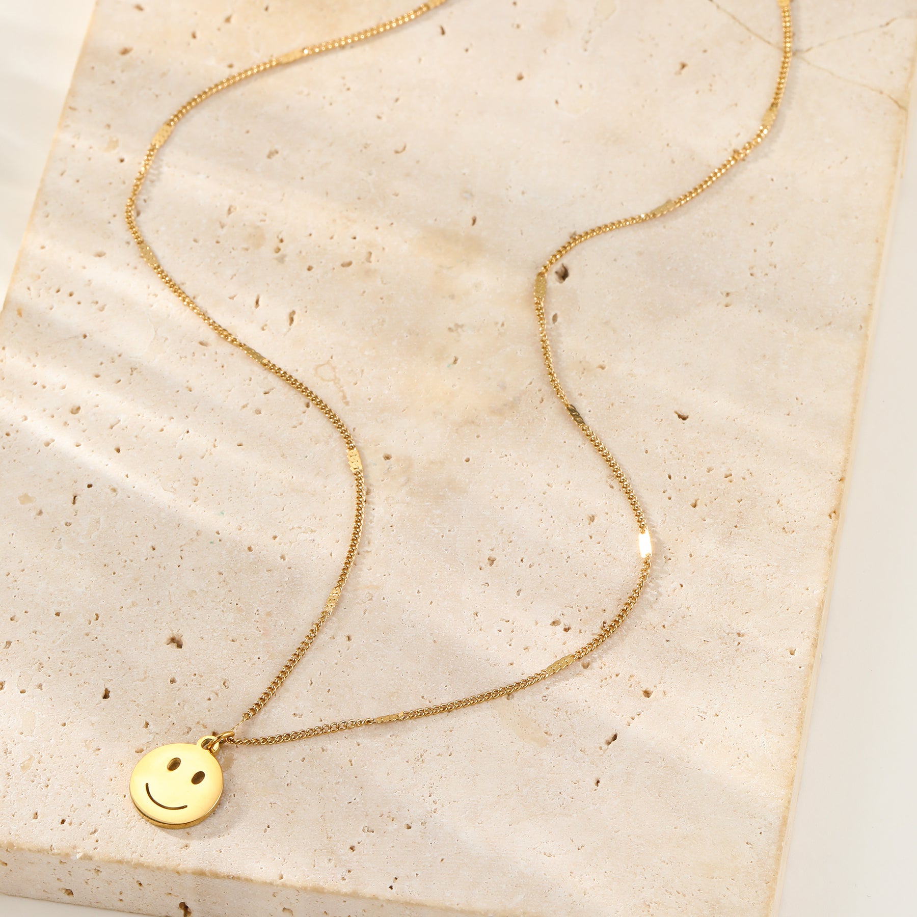 Collar Colgante Cara Smiley en Oro