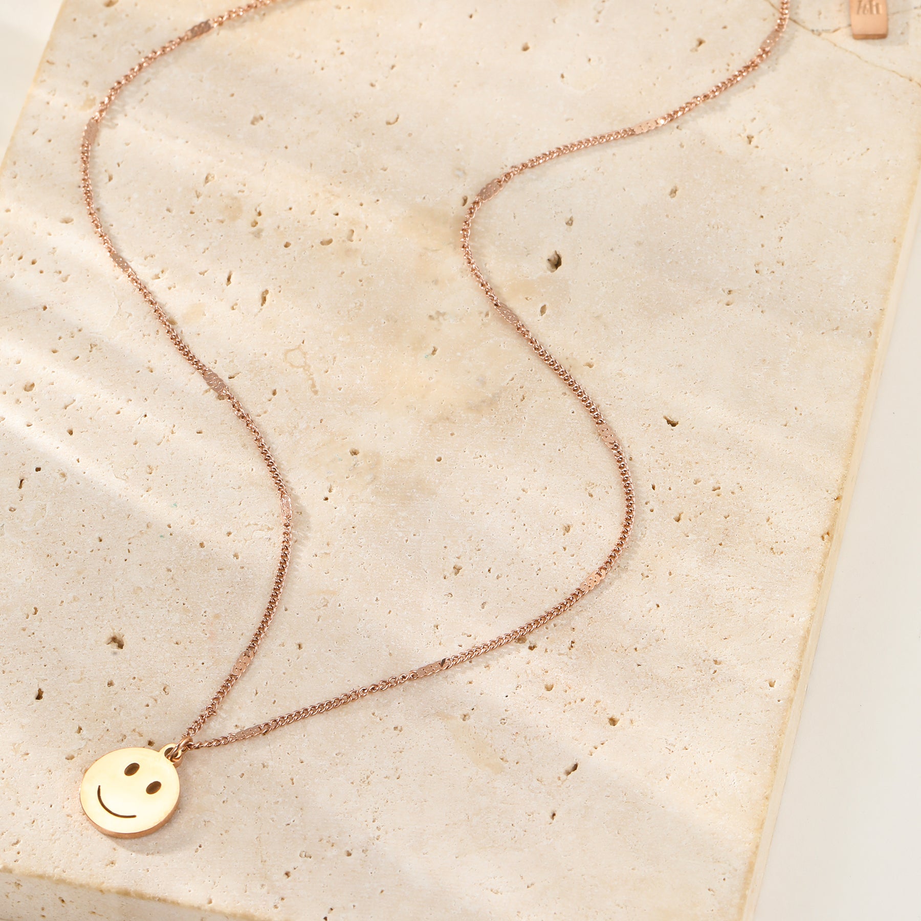 Collar Colgante Cara Smiley en Oro Rosa
