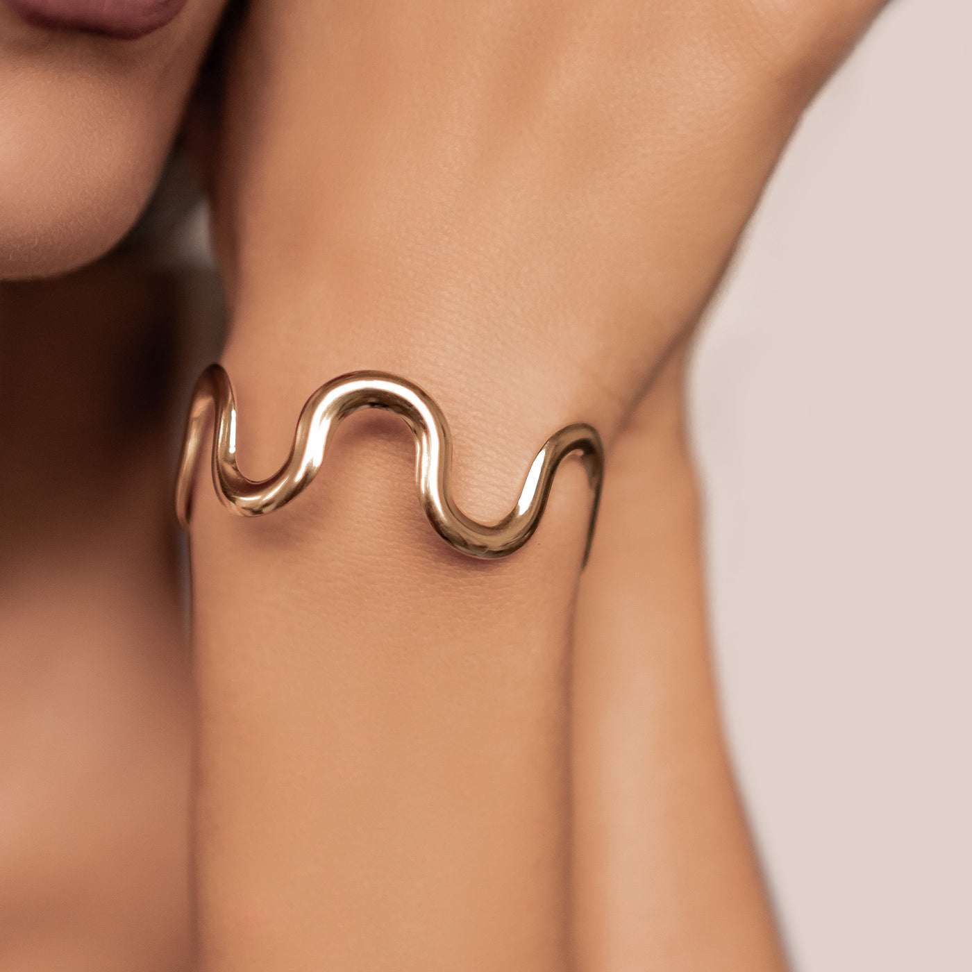 Brazalete Abierto Flujo Ondulado