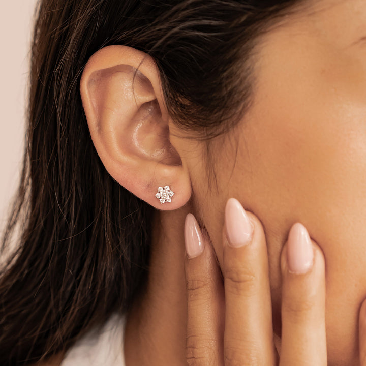 Boucles d’Oreilles Clous Fleur en Zircon Argent Sterling