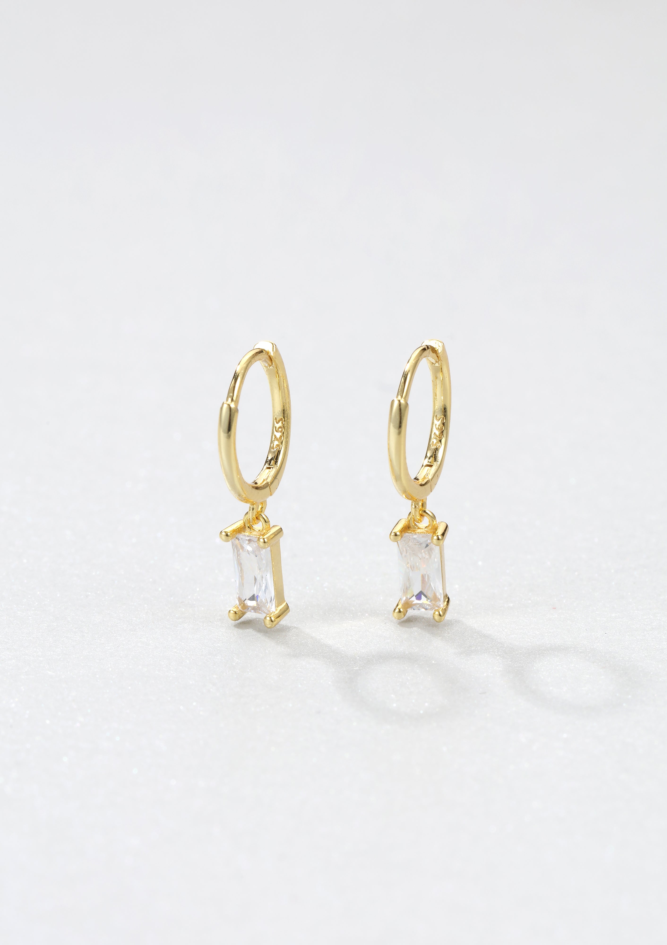 Pendientes Huggie Gema Rectangular de Plata de Ley 925 en Oro