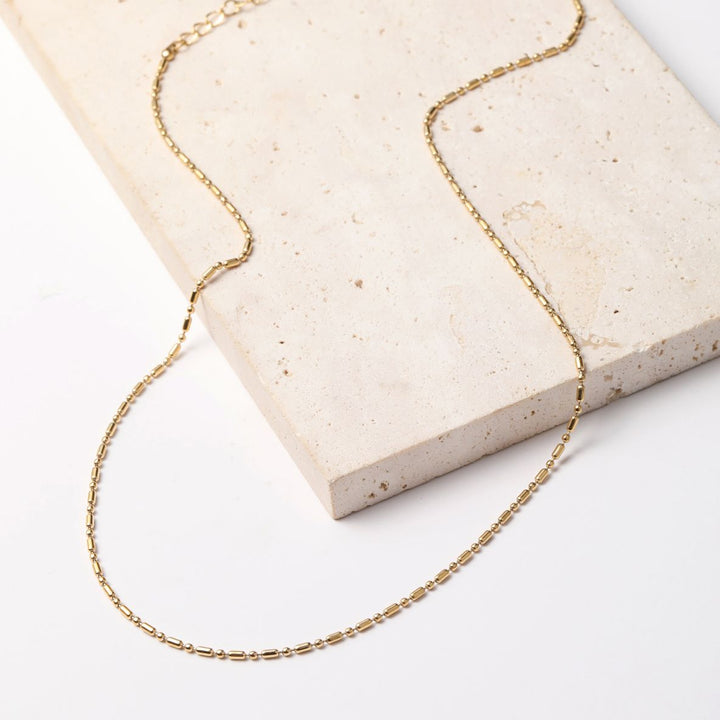 Collar Cadena Abalorio y Barra en Oro