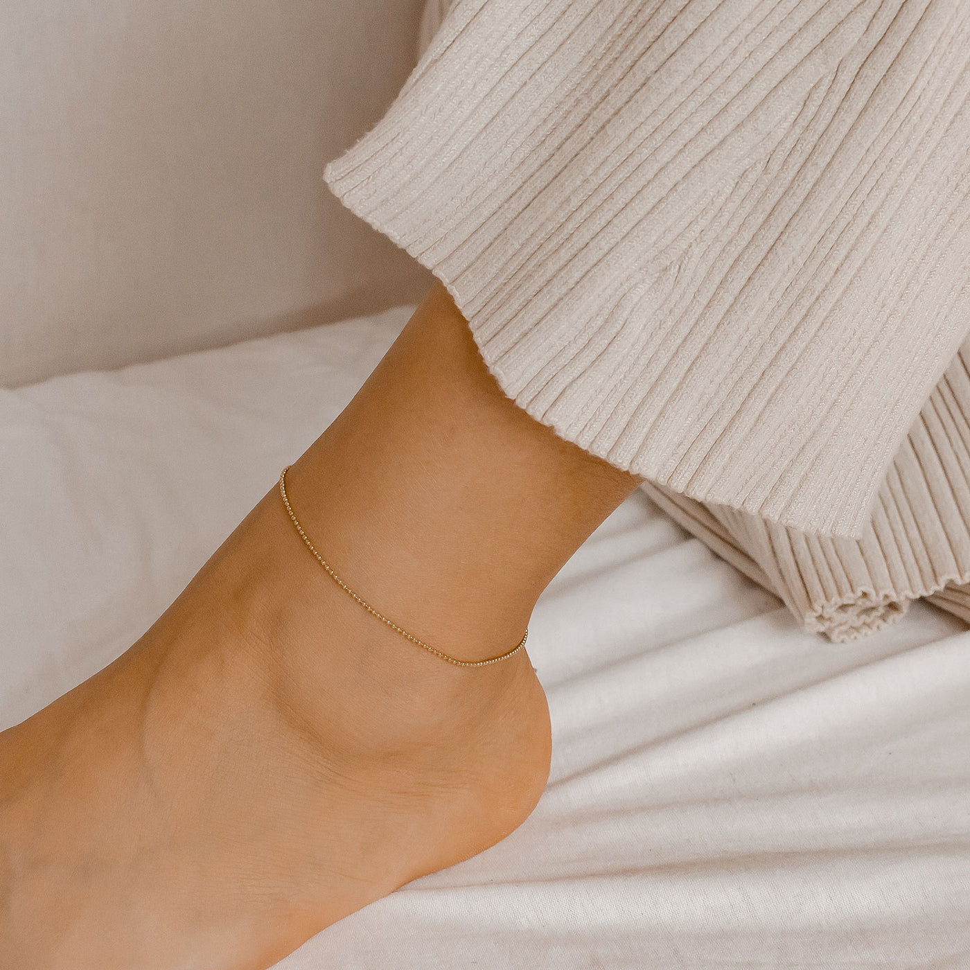Filigrane Fußkette im Kugelkette-Design in Gold
