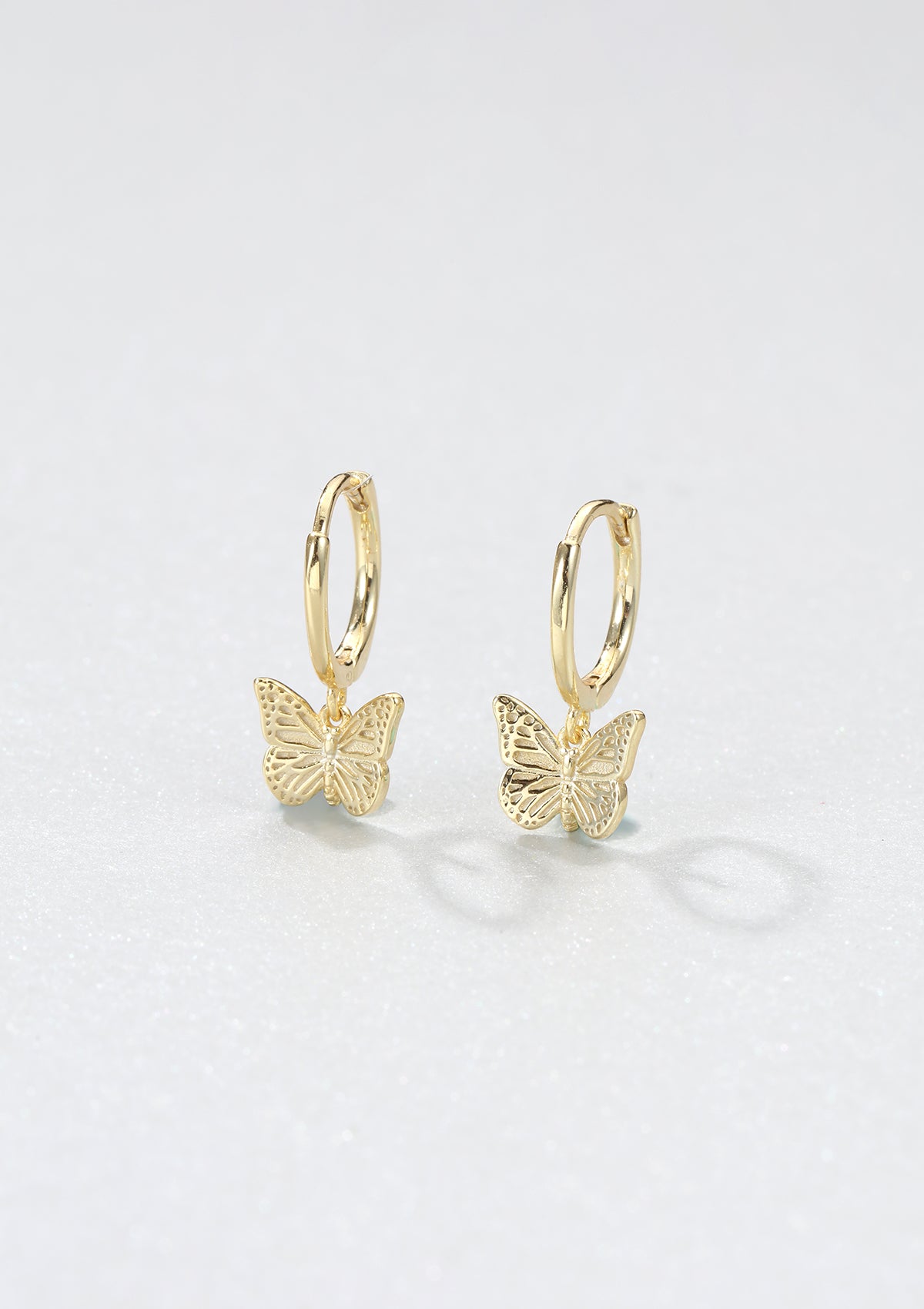 Pendientes Huggie Mariposa de Plata de Ley 925 en Oro