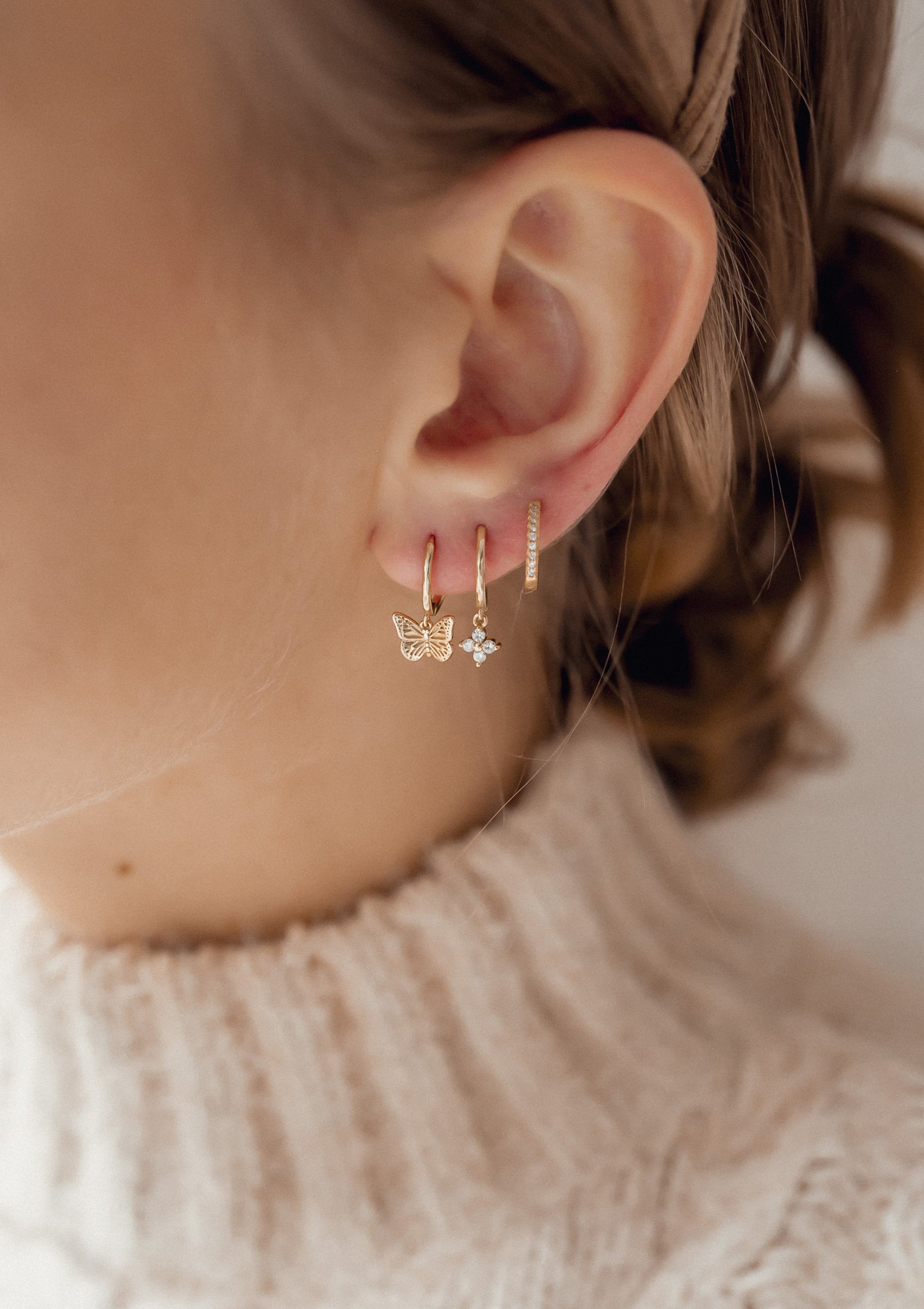 Pendientes Huggie Mariposa de Plata de Ley 925 en Oro