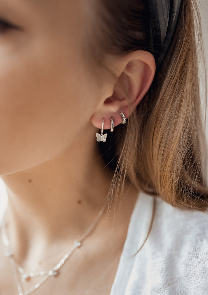 Pendientes Huggie Mariposa de Plata de Ley 925