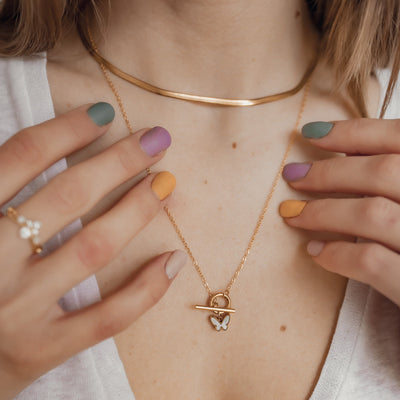 Schmetterling Kette mit Knebelverschluss in Gold