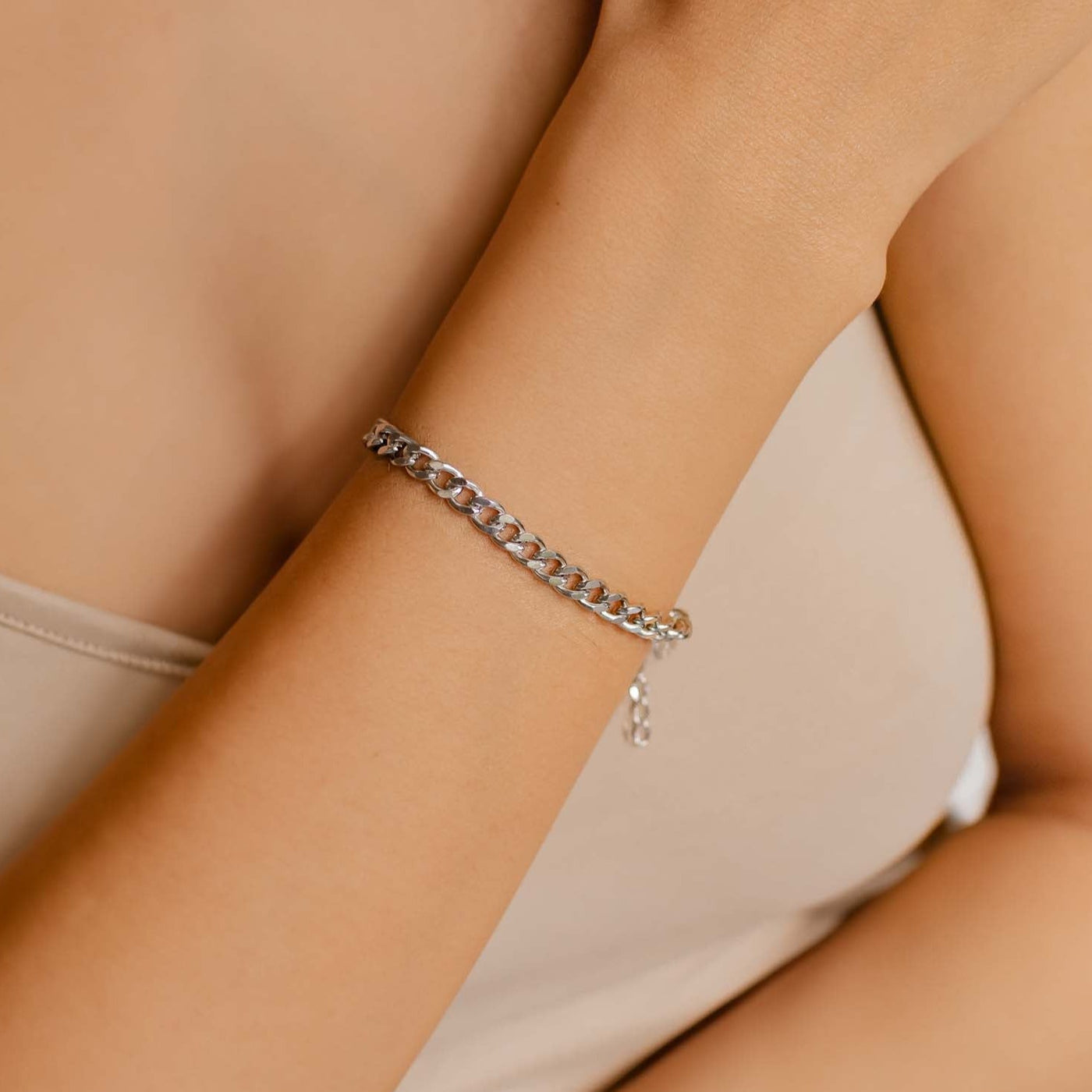 Brazalete de Cadena de Bordillo Gruesa en Plata