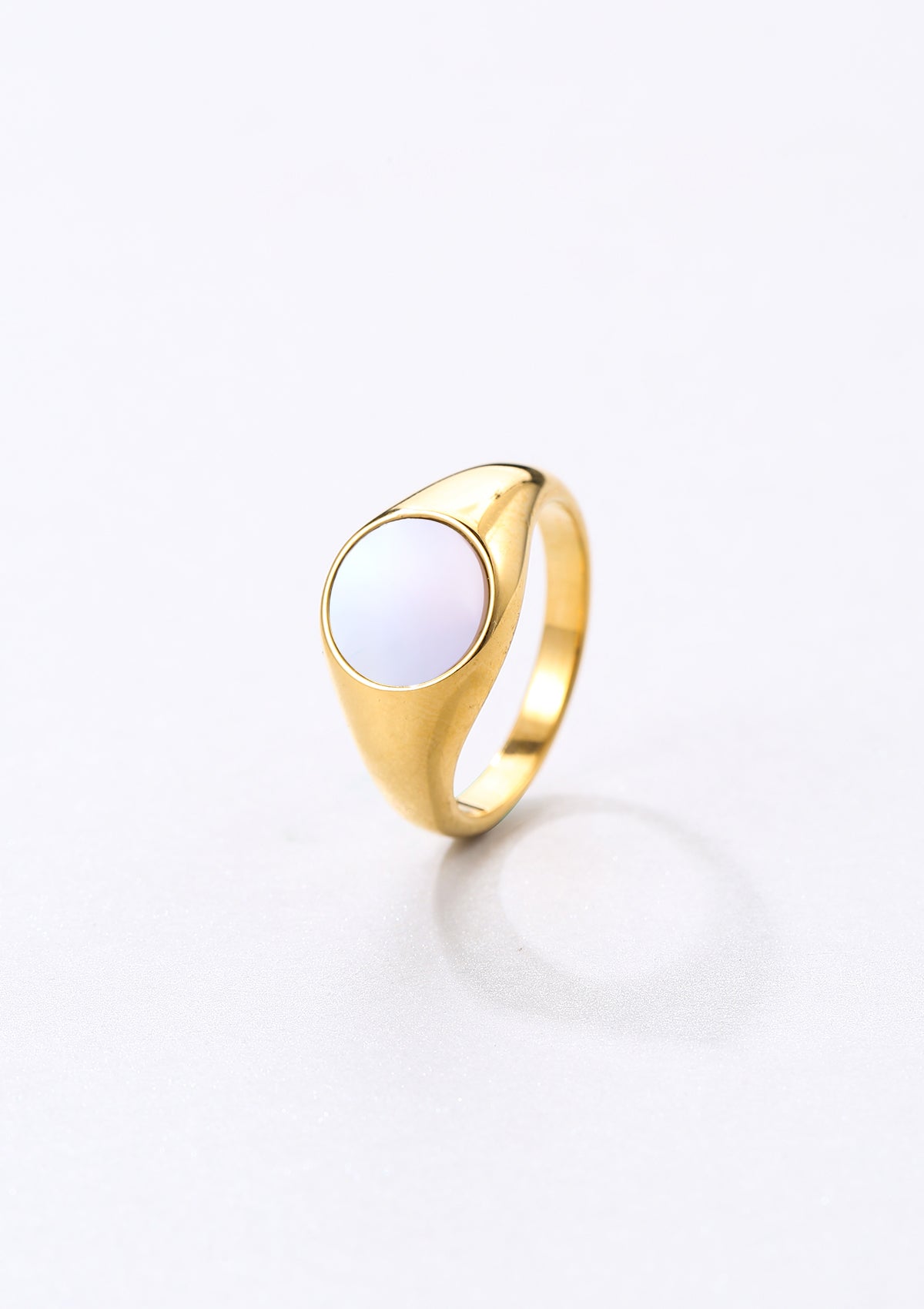 Anillo de Sello con Concha Circular en Oro