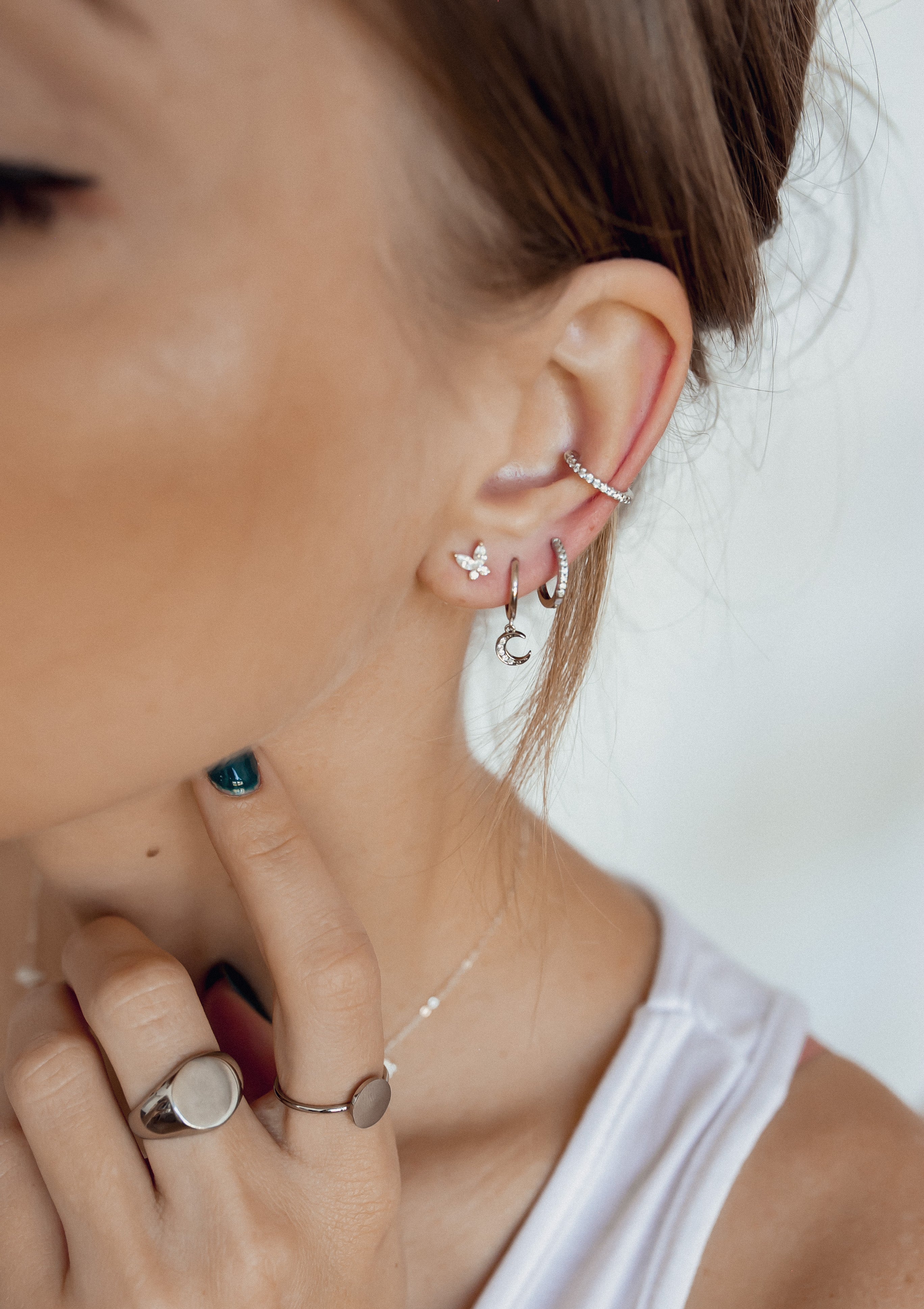 Pendientes Huggie de Luna Creciente Plata de Ley 925